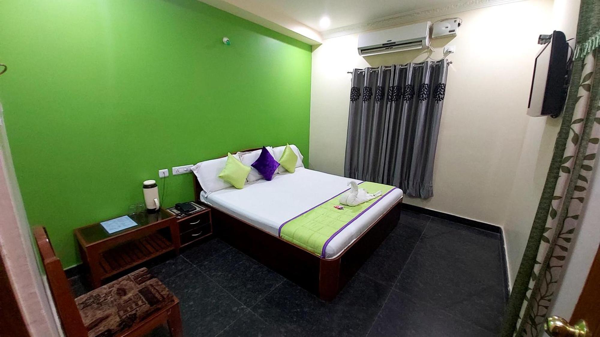 Hotel Ksr Srikalahasti Exterior photo